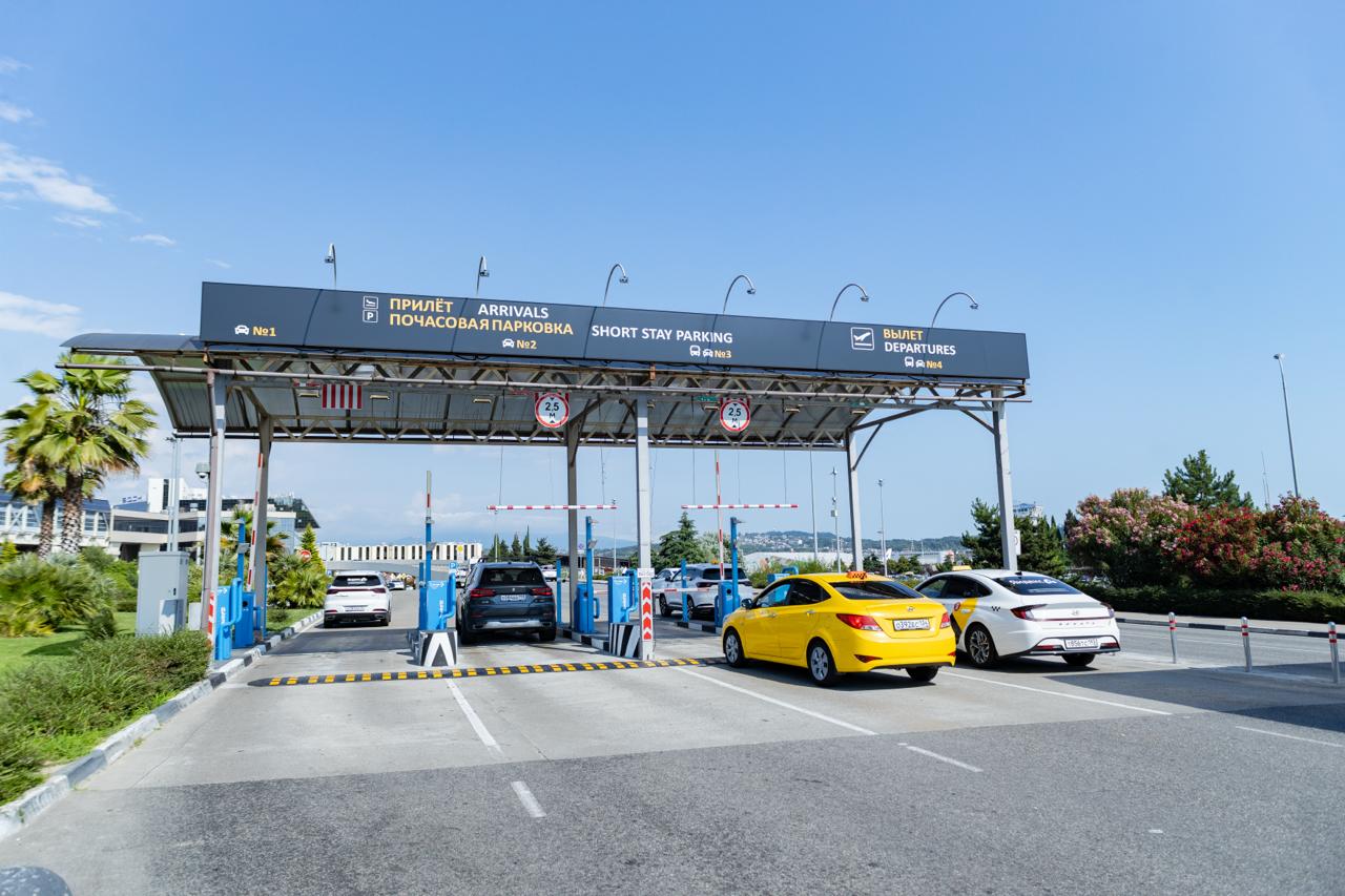 Высокоскоростную автоматическую парковочную систему запустили в аэропорту Сочи  Она способна обслуживать до 10 машин в минуту и полностью избавляет водителей от необходимости получать бумажный талон — въезд и выезд теперь проходят по госномеру. Если распознавание не сработало, можно получить разовый талон на стойке у шлагбаума.  Оплатить парковку стало удобнее: терминалы поддерживают бесконтактные карты и QR-коды, а рядом есть автоматы для ввода номера вручную. Шлагбаумы оснастили яркой подсветкой, чтобы всё было видно даже в темное время суток или при плохой погоде.  Всего на территории доступно 36 проездных стоек и 15 терминалов оплаты, более 900 парковочных мест, включая зоны для маломобильных пассажиров и семей с детьми, сообщили в пресс-службе Международного аэропорта Сочи.     Отправить новость   Подписаться