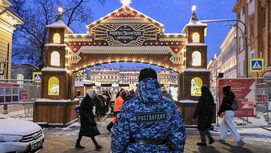 В новогоднюю ночь в Петербурге за порядком будут следить почти 3 тысячи полицейских Основное внимание уделят Дворцовой и Манежной площадям где традиционно собираются тысячи горожан и туристов Правоохранители предупредили о недопустимости агрессивного поведения и призвали быть осторожнее с алкоголем Также напомнили что подросткам до 16 лет запрещено находиться на улице без сопровождения взрослых с 22 00 до 6 00 в течение учебного года Транспорт в праздничные ночи будет работать круглосуточно включая метро и 32 наземных маршрута Губернатор Александр Беглов поручил обеспечить максимальную безопасность и антитеррористическую защиту на всех городских объектах Сергей Ермохин Подписаться на ДП в Telegram MAX