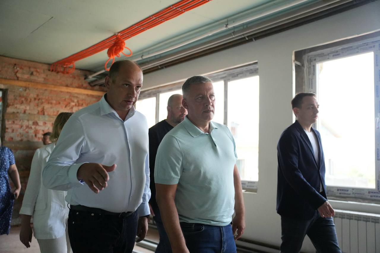 В Братске и в Вихоревке в этом году откроют 2 школы после капремонта по нацпроекту«Молодежь и дети»  С работами ознакомился Губернатор Иркутской области Игорь Кобзев.  «Хорошими темпами идут работы в средней школе № 101 в Вихоревке и в школе № 6 в Братске. Мы не видим зон риска. Они начнут работать в этом году», — сказал Игорь Кобзев.   1 сентября возобновит работу школа №101 Вихоревки. Капремонт затрагивает системы электроснабжения, водоснабжения, отопления, вентиляции, тепловые сети, крыши, фасады.  В Братске в районе Порожский в школе №6 им. А.В. Синицына меняют системы электроснабжения, водоснабжения, отопления, вентиляции, тепловые сети, проведут внутренние работы. Закуплено учебное оборудование, мебель.  «В школе более 400 детей. Капремонт идет опережающими темпами. Планируем открыть школу в этом году», - сказал мэр Братска Александр Дубровин.  В 26-м микрорайоне Братска строят школу на 1275 мест. Готов монолитный каркас, идет кирпичная кладка стен. Завершить строительство должны в конце 2027 года.