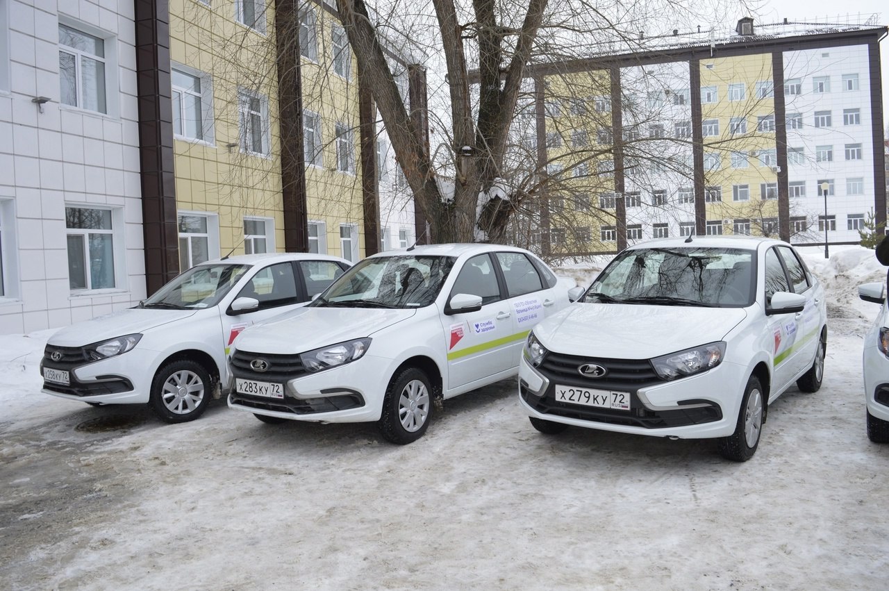 34 новых санитарных автомобиля поступили в медучреждения Тюменской области в 2025 году.   Транспорт приобретен и передан медикам в рамках региональной программы "Модернизация первичного звена здравоохранения" нацпроекта "Продолжительная и активная жизнь".   В Областную больницу №9  Вагай  поступили четыре автомобиля, в Областную больницу №23  Ялуторовск  - 2 машины. Новые автомобили значительно улучшат доступность медицинских услуг для жителей Ялуторовского и Вагайского районов.  В автопарке ОБ №4 в Ишиме появилось еще 4 машины, теперь их 49. Это позволит быстрее реагировать на вызовы. В прошлом году транспорт больницы совершил более 132 000 выездов, помогая тысячам пациентов, включая маломобильных граждан, беременных женщин и детей. Также перевезли более 45 000 биоматериалов на исследования.