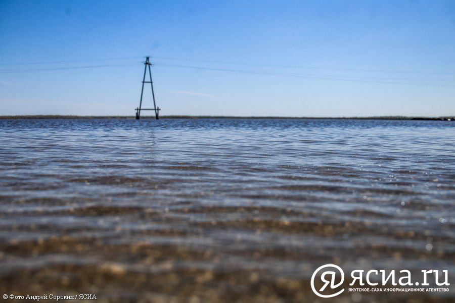 Обильные осадки приводят к подъёму воды в реках Якутии На трёх реках республики уровень воды приближается к критической отметке. Из-за продолжительных ливней на реках Алдан, Олёкма и Индигирка наблюдается интенсивный дождевой паводок, что может спровоцировать затопление сельхозугодий, передает ЯСИА. Согласно прогнозу Якутского Гидрометцентра, в районе гидропоста Хонуу Момский район уровень р. Индигирки может достичь 580-600 см. Критической считается отметка в 600 см, при которой возможно возникновение опасного гидрологического явления. На 12:00 13 июля вода уже поднялась до 576 см, и начался её выход на пойму. Аналогичная ситуация складывается и на двух других реках. Власти и экстренные службы ведут мониторинг обстановки, чтобы своевременно принять меры в случае дальнейшего ухудшения ситуации. Подписаться