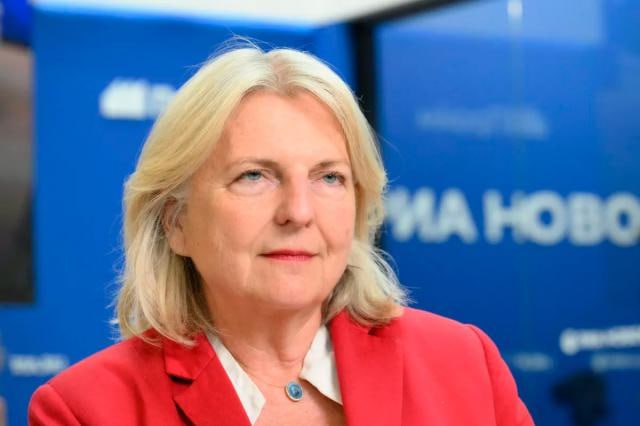 Экс-глава МИД Австрии Кнайсль назвала диалог с Киевом уступкой со стороны России Прямой политический диалог с Киевом, даже в условиях сомнительной легитимности украинской власти, рассматривается как значительная уступка со стороны Москвы. Об этом заявила руководитель Центра G.O.R.K.I. при СПбГУ, бывший министр иностранных дел Австрии Карин Кнайсль, комментируя предложение российской стороны возобновить переговоры с Украиной. Ранее президент Владимир Путин сообщил о намерении обсудить с турецким лидером Реджепом Тайипом Эрдоганом возможность проведения встречи с представителями Киева в Стамбуле 15 мая. Он выразил готовность к началу переговоров без предварительных условий, несмотря на позицию украинской стороны. По мнению Кнайсль, предложение Москвы вступить в контакт с руководством, срок полномочий которого уже истёк, само по себе является шагом навстречу. Она также отметила, что официальный Киев ранее демонстрировал нежелание к подобным контактам. Экс-министр добавила, что западные аналитики пытаются интерпретировать действия Москвы как реакцию на ультимативные инициативы, исходящие от международной коалиции, собравшейся в Киеве. Однако, по её словам, ни одностороннее давление, ни экономические санкции, ни поддержка со стороны военных альянсов, включая НАТО, не смогли поколебать российскую экономику. Кнайсль подчеркнула, что единственно возможный путь дипломатии — это прямой контакт между сторонами, несмотря на внешние обстоятельства. Она выразила поддержку тем, кто вовлечён в предстоящие военные и дипломатические процессы. Фото: Александр Кряжев, источник: РИА Новости