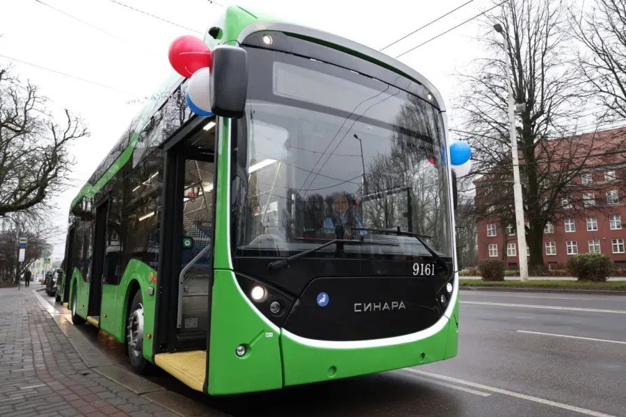 Транспортный эксперт без ограничений люди не откажутся от личных автомобилей Россияне в ближайшее время столкнутся с ограничениями на использование автомобилей которые будут связаны с переходом от автомобилеориентированного развития городов к пассажироориентированному О том что устаревший предыдущий подход получивший за рубежом название Спрогнозировать и обеспечить рассматривал общественный транспорт как транспорт для бедных и неудачников рассказал калининградцам председатель Научно технического совета Минтранса РФ в области автомобильного и городского пассажирского транспорта кандидат технических наук Вадим Донченко встреча с ним проходила 25 сентября в арт пространстве Сигнал Подробности читайте по ссылке на нашем сайте