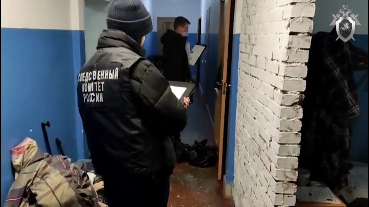 ТОЛК новости Барнаула Алтайского края и Республики Алтай Главе соццентра Рубикон в Алтайском крае грозит до 10 лет колонии Уголовное дело передали в Калманский районный суд Об этом сообщает пресс служба следственного управления СК по Алтайскому краю По версии следователей Гельфенбайн создал организацию разместив ее в 2023 году в арендованном помещении в селе Калистратиха Калманского района В учреждении оказывали услуги проживания и медицинского ухода за престарелыми и маломобильными гражданами В процессе работы фигурант грубо нарушил нормы в сфере соцобслуживания в том числе санитарно эпидемиологические требования к приготовлению пищи Еду готовили в антисанитарных условиях с привлечением работника не имеющего необходимых документов в помещении которое не было оборудовано надлежащим образом Данные нарушения привели к подробнее на канале ТОЛК новости Барнаула Алтайского края и Республики Алтай