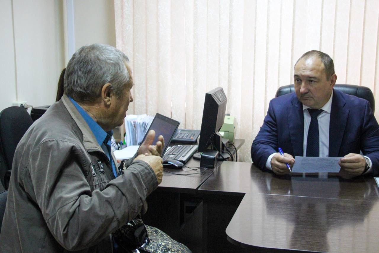 Глава Кущевского района Илья Гузев провел прием граждан по личным вопросам. В ходе приема жители муниципалитета обратились за содействием в решении вопросов, касаемых жилищно-коммунального хозяйства, земельного характера. Глава муниципального образования вместе с заместителями главы разъяснили заявителям о возможности и последовательности решения их вопросов. Приемы граждан Илья Гузев проводит по понедельникам с 10:00 до 12:00. Номер телефона общественной приемной администрации Кущевского района для записи к главе района, а также заместителям главы на прием: 8 86168 5-94-99. По этому же номеру можно оставить свое сообщение в телефонном режиме. #КущевскийРайон #Кущевская #КраснодарскийКрай #Кубань