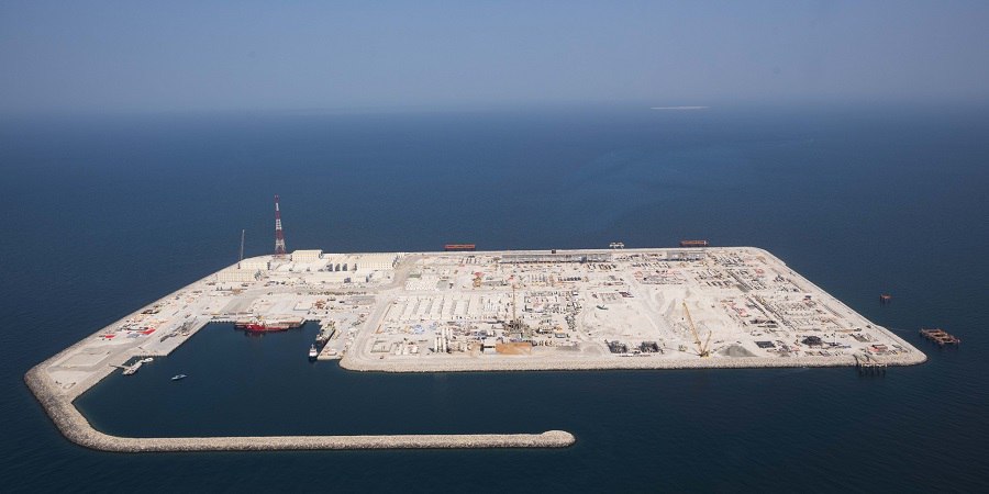 ЛУКОЙЛ вышел из газового проекта Ghasha на шельфе Абу Даби Российская компания покинула газовый проект Ghasha на континентальном шельфе Абу Даби После выхода компании партнеры по проекту ADNOC Eni и PTTEP привлекли до 11 млрд долл США финансирования под будущую добычу газа Сделка структурирована как предэкспортное финансирование обеспеченное будущими объемами газа В консорциум кредиторов вошли 20 банков включая ближневосточные азиатские в том числе китайские и западные финансовые институты Механизм позволяет привлечь капитал задолго до ввода месторождений в эксплуатацию Проект Hail и Ghasha Месторождения входят в концессию Ghasha где к концу десятилетия планируется добыча более 1 8 млрд фт3 сутки 51 млн м3 сутки газа для внутреннего рынка ОАЭ и экспорта Окончательное инвестиционное решение и EPC контракты были приняты в октябре 2023 г Уход ЛУКОЙЛа доля в концессии приобретена в 2019 г за 214 млн долл США в мае 2025 г ЛУКОЙЛ увеличил участие с 5 до 10 выкупив долю OMV в ноябре 2025 г акции были переданы ADNOC в рамках продажи зарубежных активов на фоне санкций США по данным Reuters Источник фотографии ADNOC подписаться голосовать все новости технологии журнал