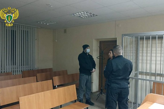 Свердловчанин специально сбил насмерть пешехода чтобы отправиться за решетку после ссоры с женой Пригородный районный суд Нижнего Тагила признал 40 летнего местного жителя виновным в убийстве после того как он намеренно сбил женщину на пешеходном переходе Как сообщили в региональной прокуратуре трагедия произошла утром 31 августа 2024 года По данным следствия мужчина после ссоры с супругой решил совершить преступление чтобы его привлекли к ответственности Двигаясь по дороге Екатеринбург Серов в поселке Николо Павловское он увидел женщину переходившую дорогу по зебре резко увеличил скорость и умышленно наехал на нее От полученных травм 55 летняя пострадавшая скончалась на месте Суд приговорил мужчину к 9 годам и 11 месяцам лишения свободы в колонии строгого режима Кроме того он обязан выплатить 1 5 миллиона рублей компенсации морального вреда сыну погибшей uralweb ru