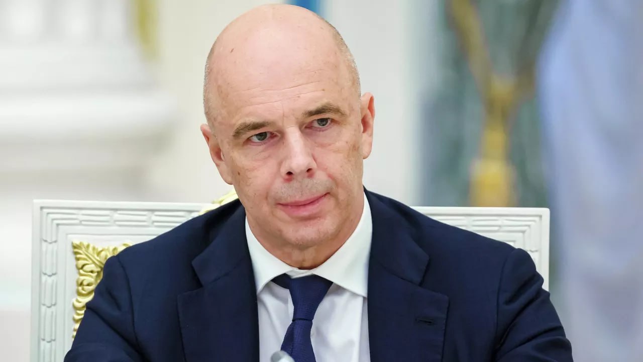 Антон Силуанов федеральный бюджет на 2025 год исполняется планово Об этом Министр финансов РФ рассказал в итоговом интервью телеканалу Россия 24 Главное Экономика РФ в 2026 году перейдет к устойчивым сбалансированным темпам роста По итогам текущего года рост ВВП составит около 1 Дефицит федерального бюджета по итогам 2025 года ожидается в рамках планового показателя 2 6 ВВП Все обязательства государства выполняются В федеральном бюджете снижается доля нефтегазовых доходов В этом году она составила порядка 23 в 2026 году снизится еще на один процент Ключевой фактор рост доходов несырьевых отраслей и развитие высокотехнологичной экономики Прирост поступления НДФЛ в федеральный бюджет в 2025 году ожидается более чем на 400 млрд рублей общий объем по итогам года порядка 750 млрд рублей Прирост достигнут в том числе и за счет доходов от банковских депозитов Минфин планирует в 2026 году и в последующие годы выпускать ОФЗ в юанях интерес инвесторов к облигациям есть Программа долгосрочных сбережений подтвердила свою востребованность Объем вложений по программе в 2025 году составил более 650 млрд рублей объем государственного софинансирования более 50 млрд рублей В 2025 году план по реализации госактивов перевыполнен в бюджет поступило свыше 112 млрд рублей в следующем году Минфин планирует получить не меньше Правительство России в 2026 году подготовит перечень компаний с госучастием которые будут выходить на фондовый рынок Это необходимо для выполнения поставленной Президентом задачи по капитализации фондового рынка Пакет акций аэропорта Домодедово будет выставлен на открытый аукцион в начале 2026 года Желающие приобрести этот актив есть Также будут выставлены на открытые торги акции компании ЮГК ЦБ и Минфин подготовили концепцию развития крипторынка проекты решений по его регулированию будут внесены в Госдуму в первой половине 2026 года Допуск неквалифицированных инвесторов на этот рынок возможен для минимизации рисков планируется ограничить объём такого рода вложений Полную версию интервью смотрите по ссылке   rutube ru video c9c79ab9d8dac3fa38ce6b37f4652453