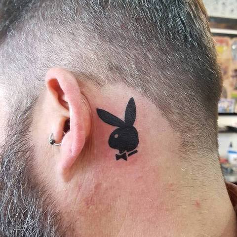 Россиянин расстрелял коллегу который обозвал его педи ом за тату Playboy Конфликт произошёл между двумя рабочими на стройке в Севастополе Один обозвал другого геем за рисунок кролика Это оставило глубокие душевные раны у фаната мужских журналов настолько что за полгода он не смог забыть про оскорбление и решился на месть Выпив для храбрости он вместе с другом и братом приехал к обидчику и открыл стрельбу в подъезде Полиция задержала дебоширов К счастью никто не пострадал Движение ЛГБТ признано в РФ экстремистским и запрещено Прямой эфир