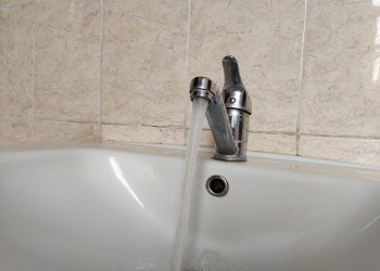 Прокуратура Амурской области сообщила что была проведена проверка в отношении ресурсоснабжающей организации в селе Чигири поставляет питьевую воду для микрорайона Она была уличена в нарушениях С августа по октябрь 2025 года компания не проводила обязательный ежемесячный лабораторный контроль качества питьевой воды из скважины нарушая санитарные нормы Прокуратура возбудила административное дело по статье 6 5 КоАП Ответственное должностное лицо было оштрафовано Из сообщения ведомства следует что отныне качество воды будет проверяться как положено