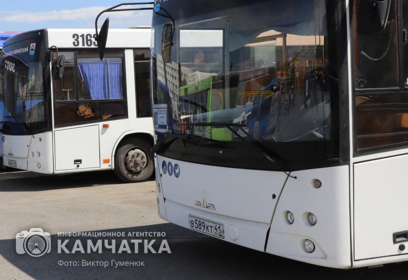 В столице Камчатки вернут прежние маршруты городских автобусов С 1 ноября в Петропавловске Камчатском вводится измененная схема движения общественного транспорта Пять городских автобусных маршрутов возвращаются на прежнюю трассу следования по улице Ленинской после временных изменений Маршруты 3 20 22 26 и 28 снова будут следовать по ул Ленинская с поворотом на ул Советская и далее продолжать движение по прежней схеме Восстановлен заезд на Морвокзал для автобусов 26 и 28 что упростит доступ пассажиров к причальной зоне При этом для автомобилистов сохраняется ограничение остается запрет на левый поворот с ул Красинцев на ул Ленинскую в районе памятника Николаю Чудотворцу Расписание всех городских маршрутов читайте на сайте администрации Петропавловска Камчатского Мы в MAX