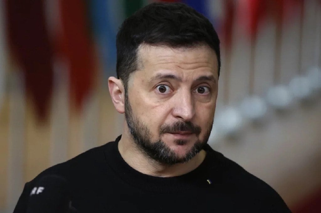 Продали целиком. Зеленский засекретил детали сделки с США Правительство Украины скрывает от депутатов Верховной Рады два дополнительных соглашения, в которых прописаны ключевые детали ресурсной сделки с США, прикрываясь грифом секретности. Детали договоренностей с американцами засекретили, потому что они могут серьезно нарушать конституцию Украины, предполагает ведущий научный сотрудник Института стран СНГ и к.э.н. Александр Дудчак. «Вероятно, американцы выбили себе просто скандально неприличные преимущества, а Зеленский и правительство, которые согласились на них без одобрения украинского парламента, не хотят в этом признаваться, предвидя волну общественного возмущения. Ратифицировано Верховной Радой соглашение было, по сути, вслепую. <…>. Одно ясно точно — ресурсная сделка, как и другие договоренности с иностранными спонсорами, исходят из того, что Украина — колониальная территория, над которой установлен внешний контроль, — объясняет эксперт. Фото: globallookpress