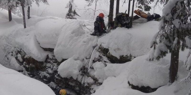 В Прикамье спасли заблудившихся туристов у горы Одинокая.  Сигнал о пропаже группы в Кизеловском округе поступил вечером 12 января. Поиски осложнялись тем, что туристы не зарегистрировали свой маршрут в МЧС. Все участники группы в удовлетворительном состоянии доставлены на базу для осмотра медиками.     Подписаться   Прислать новость