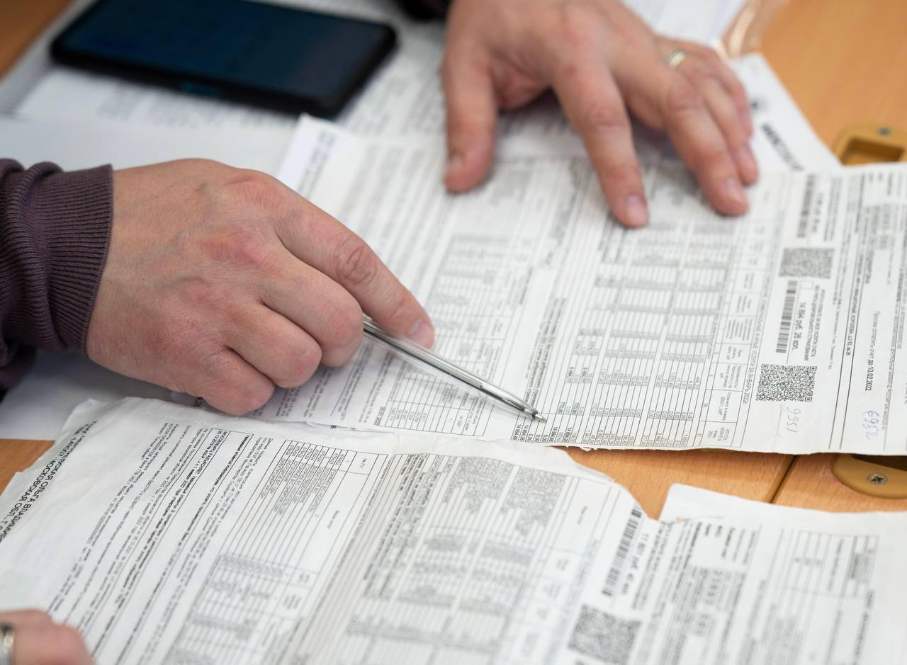 Изменен срок выпуска единого платёжного документа за декабрь В связи с праздничными днями в январе 2026 года выпуск и доставка единого платёжного документа ЕПД за декабрь 2025 года перенесены квитанции жители получат в период с 20 по 26 декабря 2025 года Начисления за декабрь будут сформированы по показаниям общедомовых приборов учёта за декабрь а при их отсутствии по объёмам ноября 2025 года Важно своевременно оплатить начисления за ноябрь 2025 года через личный кабинет до 15 декабря через банк до 13 декабря через Почту России платежи принимались до 10 декабря Платежи поступившие позже указанных сроков будут учтены уже в квитанции за январь 2026 года Подписывайся на наш канал в MAX