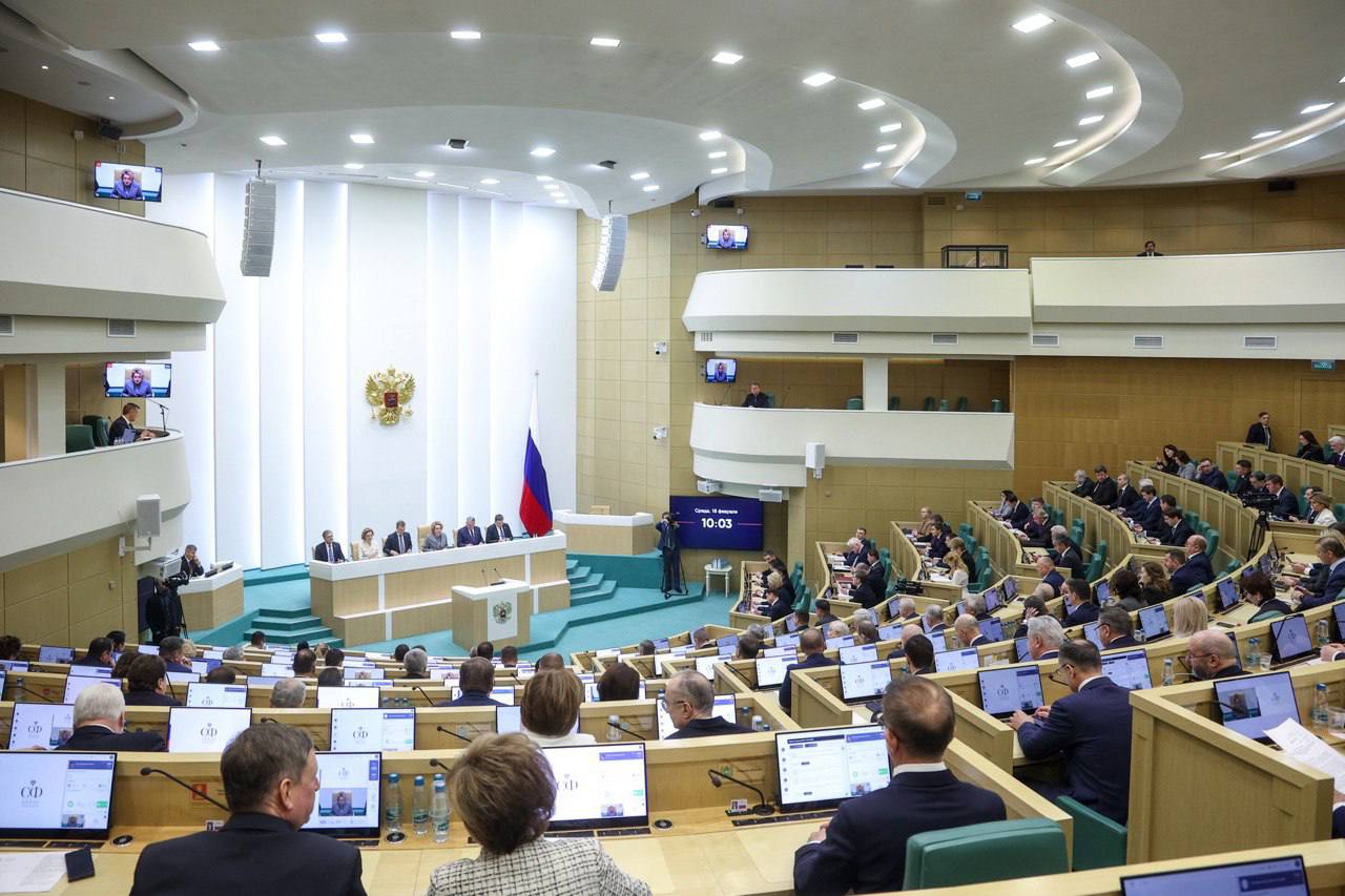 На пленарном заседании Совета Федерации представлен доклад Главы МЧС Александра Куренкова Поддержали работу МЧС России по созданию профильных кадетских классов в регионах и сопровождению участников проекта Дети герои вплоть до поступления в учебные заведения системы МЧС России Также по итогам посещения делегацией Совета Федерации Вьетнама выразил благодарность Александру Куренкову от лица вьетнамских парламентариев за вклад в ликвидацию последствий природных бедствий 2025 года Обратил внимание на готовность оказать содействие в заключении соглашения между чрезвычайными ведомствами России и Вьетнама Комментируя итоги визита сенаторов в Республику Крым Председатель Совета Федерации Валентина Матвиенко поручила оперативно доработать перечень поручений в целях социально экономического развития Республики Крым Севастополя и исторических регионов Предложения Республики Крым по развитию рыбохозяйственного комплекса рассмотрим на расширенном совещании с участием заинтересованных органов исполнительной власти уже 25 февраля Неизменно важным для регионов остается вопрос своевременной замены лифтов в многоквартирных домах На данный момент важно предотвратить перенос сроков обновления лифтового оборудования на это было обращено особое внимание Следует отметить что отечественные производители готовы в полном объёме выполнить запрос регионов