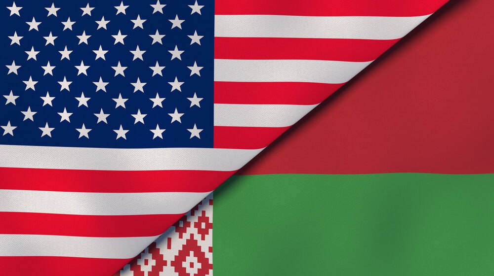 Эйсмонт раскрыла детали встречи Лукашенко с делегацией США Пресс секретарь президента Беларуси Наталья Эйсмонт сообщила что на предстоящих переговорах Александра Лукашенко с американской делегацией в повестке дня будет пять шесть ключевых вопросов Подробности озвучат после встречи если она состоится Белорусская сторона давно сотрудничает с Джоном Коулом американским юристом которого Дональд Трамп назначил специальным посланником по Беларуси Аллергии на него точно нет готовы вести переговоры и дела подчеркнула Эйсмонт О готовящейся встрече Лукашенко объявил 10 ноября Последний раз аналогичные переговоры прошли в июне этого года в Минске с делегацией во главе со спецпосланником США Китом Келлогом Лукашенко США Эйсмонт ДжонКоул Переговоры Беларусь Дипломатия Трамп Минск Политика МеждународныеОтношения Келлог VK Instagram TikTok ZhivetZheBelarus