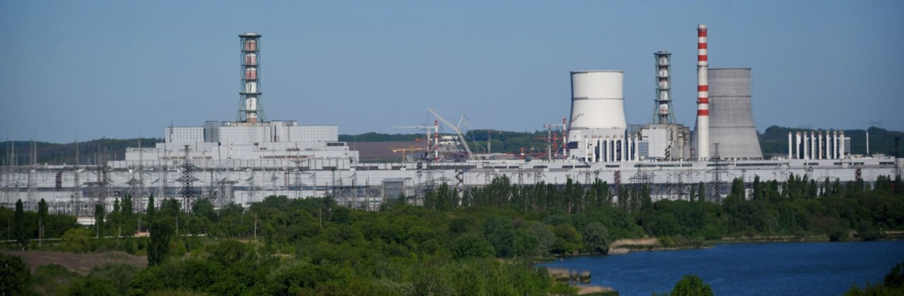 Новый энергоблок 1 Курской АЭС 2 начал работу он подключен к единой энергосистеме России сообщили сегодня в Росатоме Курская АЭС является важнейшим узлом Единой энергетической системы России Доля Курской атомной станции в установленной мощности всех электростанций Черноземья составляет 35 Она обеспечивает электроэнергией более 90 промышленных предприятий Курской области В Росатоме отметили что реализация аналогичных проектов позволит обеспечить надежность энергоснабжения региона и внести значительный вклад в развитие экономики страны