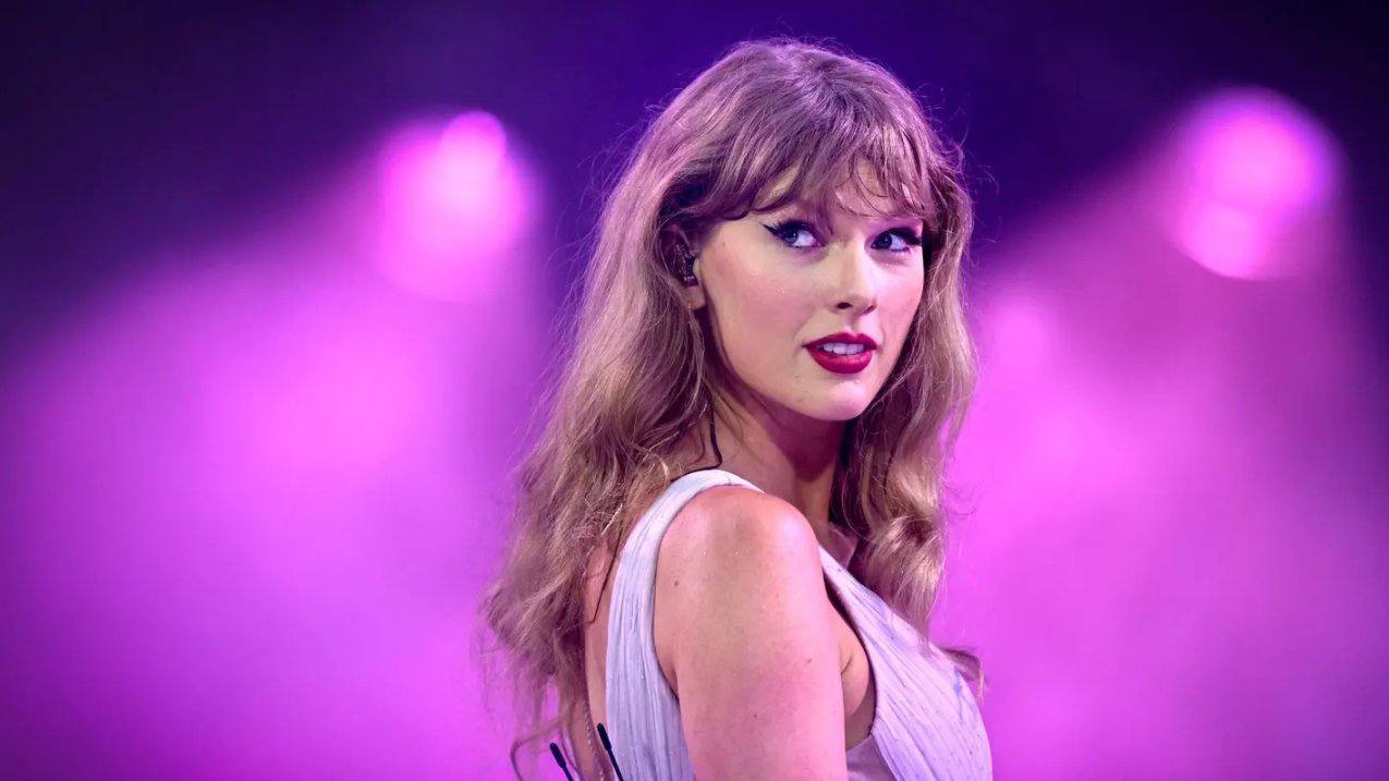 Американскую певицу Тейлор Свифт включили в состав Зала славы авторов песен Артистке 36 лет она стала самой молодой женщиной исполнительницей удостоенной этой чести Getty Images