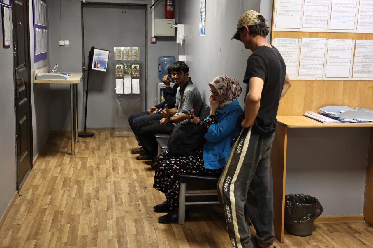 Два года колонии получил челябинец за липовые документы для нелегалов Сосновский райсуд вынес приговор 40 летнему челябинцу который вместе с сообщниками изготавливал поддельные документы для гастарбайтеров Мужчину признали виновным в организации незаконной миграции группой лиц по предварительному сговору по пункту а части 2 статьи 322 1 УК России Ему назначено наказание в виде двух лет лишения свободы в колонии общего режима прокомментировали в ФСБ Решение суда уже вступило в законную силу Деятельность фигуранта вскрыли сотрудники ФСБ В составе группы челябинец с января 2022 года по апрель 2024 го помогал иностранцам попасть в Россию Для этого он изготавливал для них фиктивные документы об образовании свидетельства о рождении и заключении брака В результате мигранты получали гражданство в упрощенном порядке через госпрограмму добровольного переселения