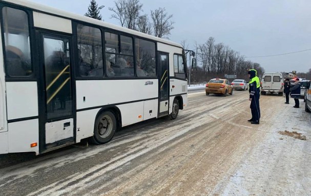 720 водителей автобусов наказаны в Тульской области!  С начала года более 720 водителей автобусов были привлечены к ответственности за нарушения ПДД. Госавтоинспекция проводит регулярные рейды для предотвращения аварий с участием общественного транспорта.  За 2024 год прошло 103 мероприятия, в ходе которых проверили около пяти тысяч автобусов.   Как вы считаете, нужны ли такие проверки? Делитесь своим мнением в комментариях!    ↗  Подпишись на «Тула №1»