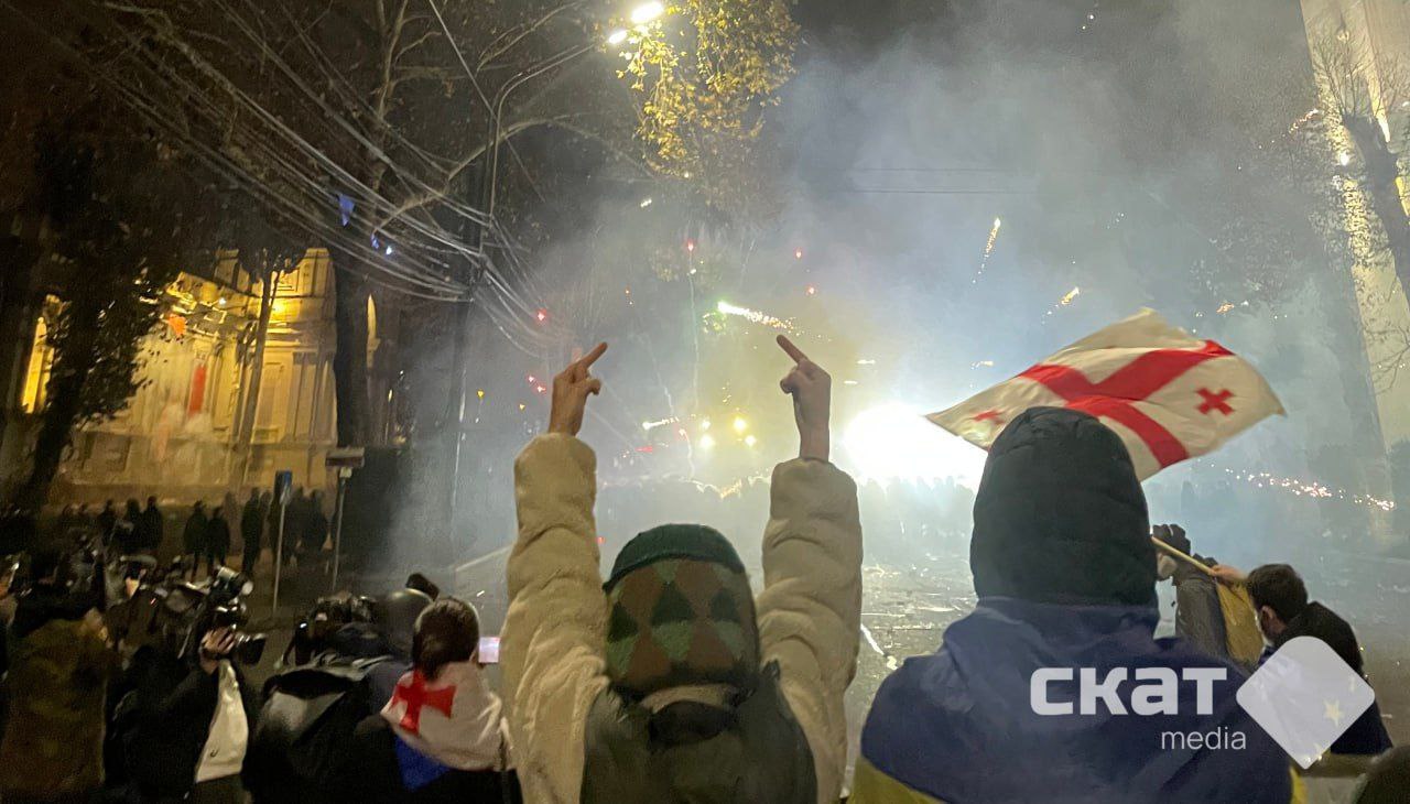 В Грузии заблокировали банковские счета семи неправительственных организаций обвиняемых в содействии саботажу и враждебной деятельности 27 августа Тбилисский городской суд удовлетворил ходатайство прокуратуры о заморозке банковских счетов семи неправительственных организаций Среди объединений попавших под блокировку Фонд гражданского общества Международное общество за справедливые выборы и демократию ISFED Институт развития свободы информации IDFI и Защитники демократии В рамках расследования дела о содействии саботажу и враждебной деятельности эти организации обвиняются в финансировании акций протеста По версии грузинской прокуратуры на свои деньги НПО якобы закупали противогазы защитные очки маски респираторы и перцовые баллончики а также другие средства которые участники протестов активно использовали в ходе столкновений с полицией проходивших в конце 2024 года Решение грузинского суда осудила международная правозащитная организация Amnesty International Называя независимые неправительственные организации саботажниками власти препятствуют их деятельности и посылают пугающий сигнал другим организациям защищающим права человека в стране Подрывая деятельность правозащитников и представителей гражданского общества власти Грузии сами нарушают права человека Угнетению прав человека должен быть положен конец говорится в заявлении Amnesty которое цитирует Эхо Кавказа Фото Полина Тенглин Скат media Подписаться Связаться Поддержать Patreon Boosty