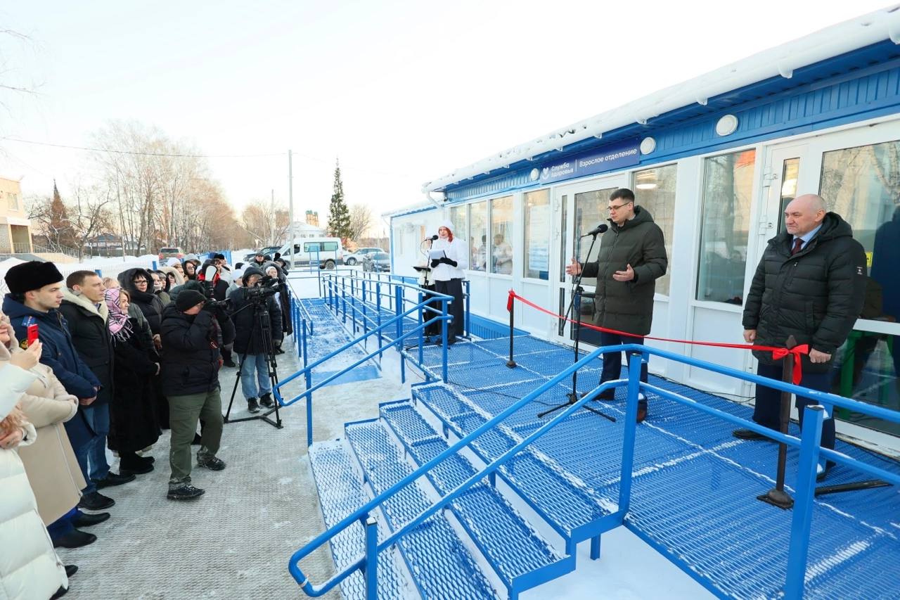 В поселке Прииртышский Тобольского района открылась новая врачебная амбулатория  Медучреждение, построенное в рамках госпрограммы Тюменской области "Развитие здравоохранения", заменило старое деревянное здание ФАПа. В составе амбулатории:   кабинеты раннего выявления заболеваний;   прививочный и процедурный кабинеты;   кабинет фельдшера;   кабинет сбора анализов;   кабинеты для приёма врачей;   дневной стационар для проведения дополнительных лечебных процедур.    Главный врач Областной больницы № 3 Дмитрий Бойко: "Открытие амбулатории стало важным шагом в повышении доступности и качества медицинской помощи для жителей Прииртышского и окрестностей. Новый объект обеспечит комфортные условия как для пациентов, так и для медицинского персонала, а также расширит возможности профилактической и лечебной работы в сельской местности".  В торжественном открытии учреждения также приняли участие глава Тобольского района Леонид Митрюшкин, жители муниципалитета, студенты медколледжа.