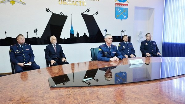 Нового начальника главного управления Федеральной службы исполнения наказаний по Санкт-Петербургу и Ленобласти Геннадия Сальчука руководство ФСИН России представило губернаторам Александру Дрозденко и Александру Беглову. Александр Дрозденко подчеркнул важность дальнейшего сотрудничества и всестороннего взаимодействия с пенитенциарным ведомством и пожелал Геннадию Владимировичу успехов в служебной деятельности.