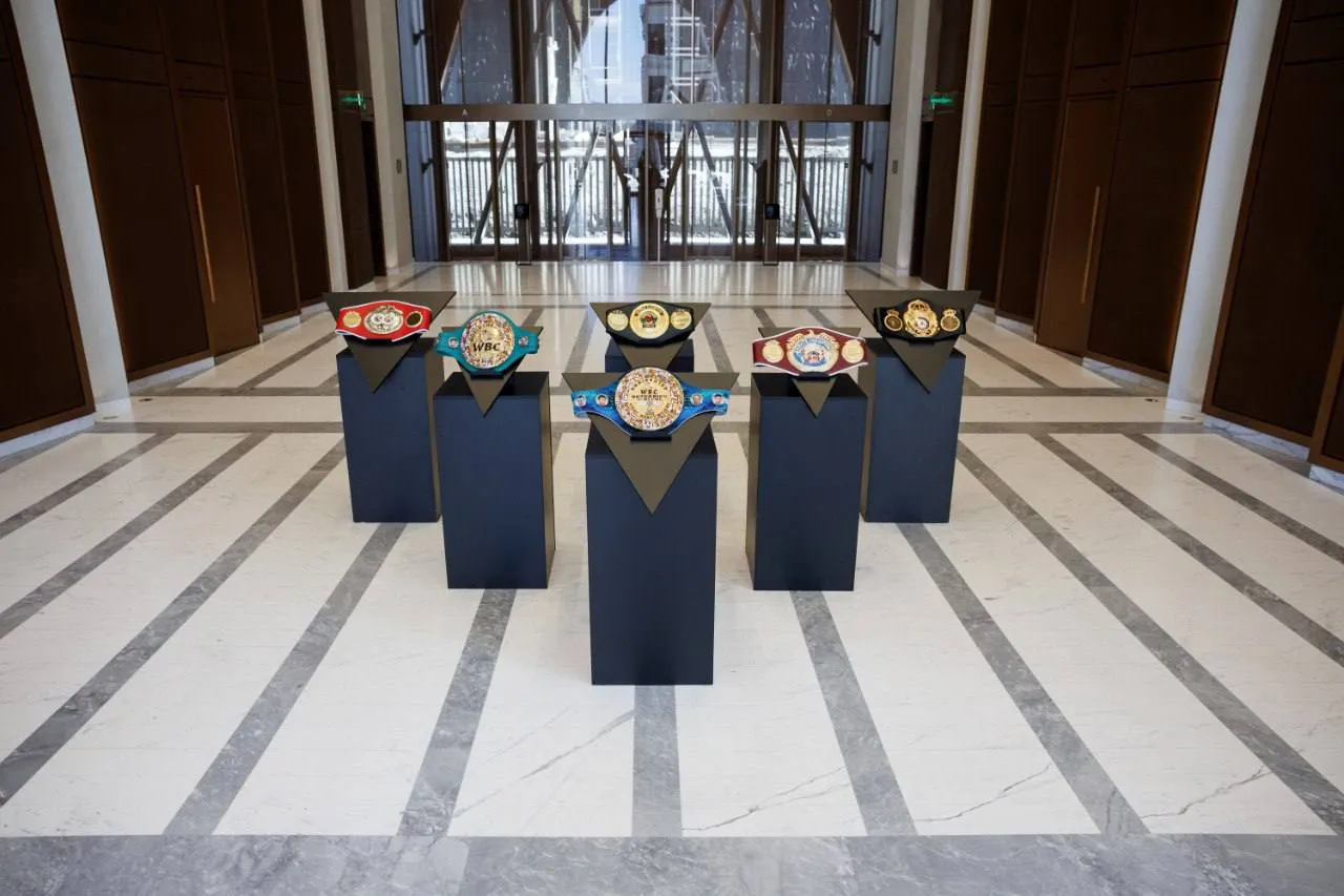 Чемпионские пояса абсолютного чемпиона мира по боксу привезли в Екатеринбург Речь идет о восьми наградах Дмитрия Бивола уральцы в ожидании боя знаменитого спортсмена с претендентом из Германии Михаэлем Айфертом Схватка бойцов 12 состоится 30 мая в УГМК Арене на турнире по боксу организованном Русской медной компанией Уральцы смогут посмотреть уникальные награды IBF World WBC World IBO World WBC Undisputed Бивол vs Бетербиев WBO World WBA Super World в также The Ring и Undisputed Пояса представлены на фото слева направо Увидеть их в живую можно будет через неделю в зале RCC Gym в спортивном квартале Архангел Михаил а пока они находятся в штаб квартире организатора турнира и Академии единоборств Подпишись на Афишу Е1