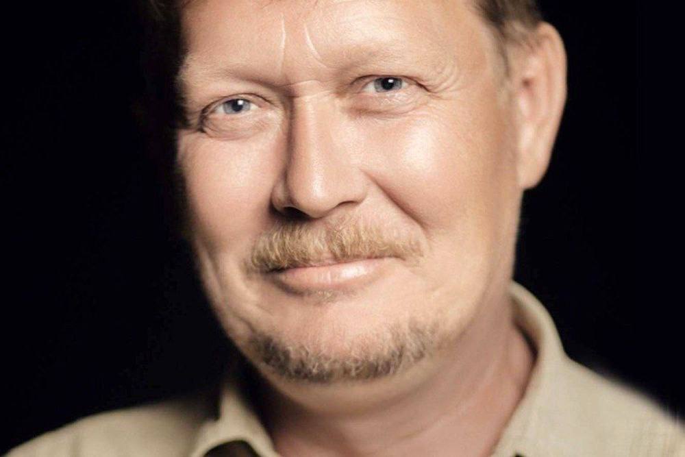Российский актер Константин Орлов погиб в зоне проведения СВО Вдова Евгения уточнила, что ее 53-летний супруг подписал контракт 28 июня, и уже 2 июля отправился на передовую. 7 июля Орлов скончался в госпитале в Красном Луче от полученного ранения, у актера остались двое детей. «Последний раз выходил на связь 4 июля, когда он в Ростов только прилетел в учебку. Сказал, что долетел, жив-здоров, будет связь, позвоню. Это был последний разговор», — поделилась Евгения с ИА Регнум. Регнум