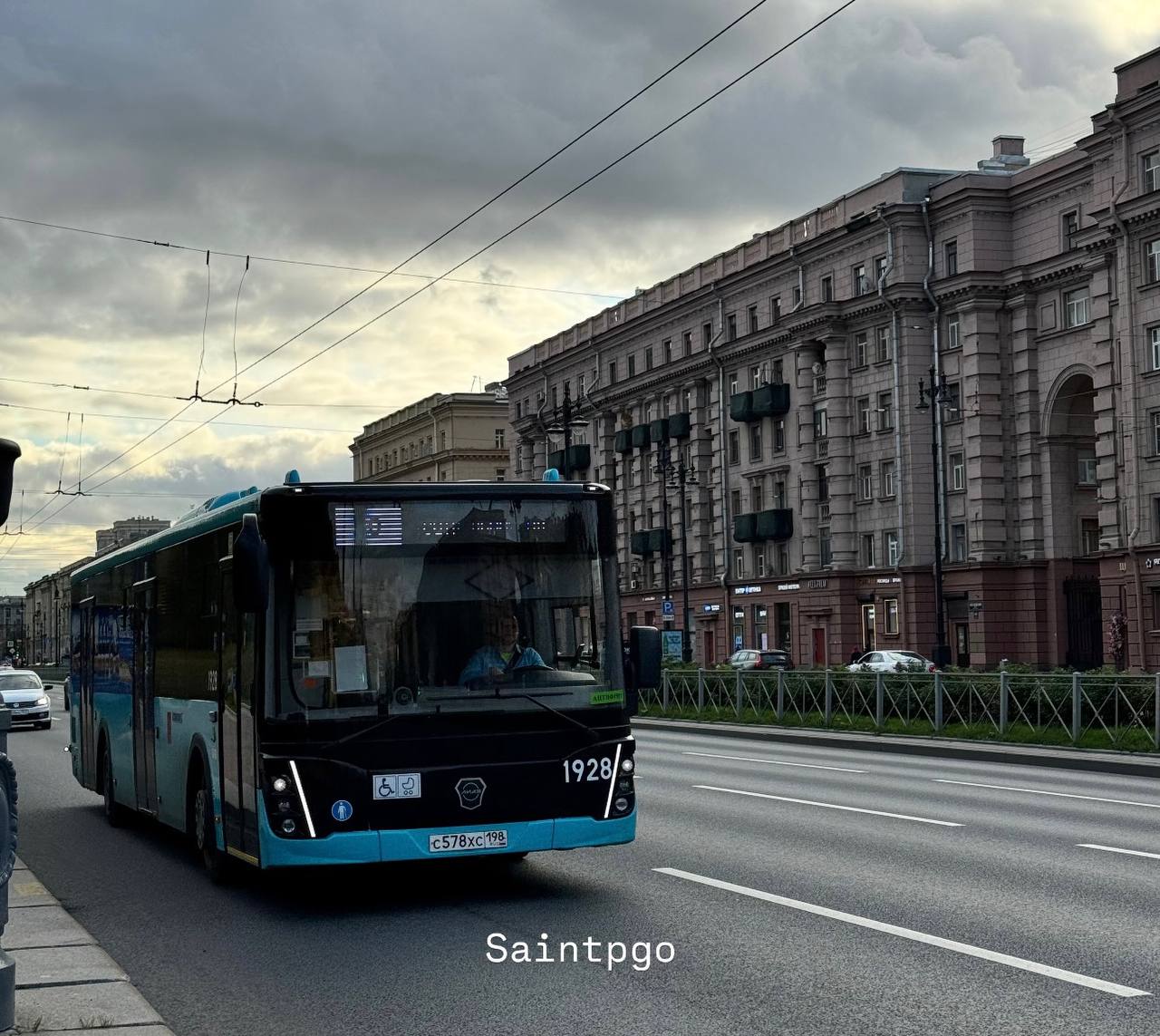 ‍  Перевозчика в Петербурге обязали выплатить 100 тыс. рублей за падение пассажирки в автобусе.  Инцидент произошёл в апреле 2023 года у дома № 73 на Московском проспекте. Пожилая женщина, не успев взяться за поручень, упала из-за резкого старта водителя и получила травмы.  Суд удовлетворил требования прокуратуры, и пострадавшей выплатили 100 тыс. рублей компенсации, сообщили в Прокуратуре Петербурга.     – жми тут   #спб #питер #петербург