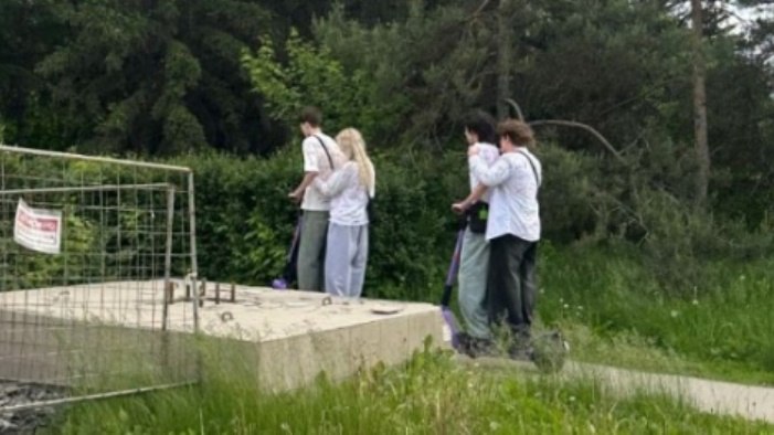 Самокатчики в Омске катаются по двое и сбивают пешеходов Пользователи электросамокатов в Омске продолжают массово нарушать Правила дорожного движения. Как сообщили в полиции, за 19 дней мая в городе произошло 19 ДТП с электросамокатами, то есть фактически по одной аварии в день. В результате этих инцидентов пострадали 20 человек, в том числе 4 детей. Самые частые причины аварий с участием самокатчиков – езда по двое, не предоставление преимущества в движении пешеходам и не спешивание при пересечении проезжей части. - Автоинспекторы совместно с представителями кикшеринговых компаний привлекают нарушителей к ответственности. В мае за нарушения ПДД понесли административное наказание 116 электросамокатчиков, еще 220 пользователям заблокирован аккаунт и взыскан штраф за нарушение правил пользования электросамокатом, - отметили в региональном УМВД.