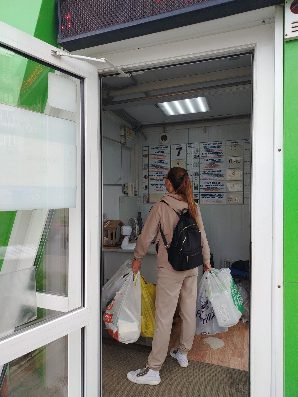 В Нижнем Новгороде закрываются пункты приёма вторсырья Причина сложная экономическая ситуация и остановка заводов переработчиков Вот здесь мы писали про первый пункт он был открыт в 2021 году и снискал славу арт объекта В строительстве и внутреннем оформлении использовали вторсырье сданное ранее жителями города С этого времени появились пункты приёма практически по всему городу и даже два в Дзержинске Летом стало известно о прекращении приёма бытовой и компьютерной техники а на днях в социальных сетях проекта сообщили что работа окончательно приостановится с 3 ноября В России за последние годы закрылось сразу несколько крупных экосетей в регионах В Томске не смог пережить кризис Седьмой лепесток ежемесячно отправлявший на переработку 300 тонн вторсырья В Екатеринбурге Немузей мусора демонтировал свои баки в Ижевске один из Экодомов закрылся второй перешёл на сокращённый режим Также завершила свою работу компания АСМ Полимер в Мурманской области занимавшаяся переработкой пластика Ресайкл   Подписаться