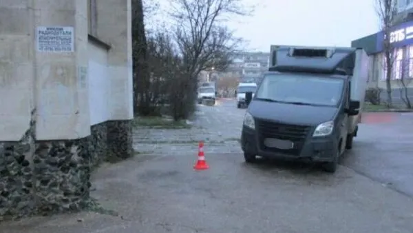 Сдавал назад и задавил пенсионерку крымчанин осужден за смертельное ДТП СИМФЕРОПОЛЬ 17 апр РИА Новости Крым Житель Джанкойского района Крыма получил условный срок за смертельный наезд на пенсионерку Об этом сообщает пресс служба республиканской прокуратуры По данным надзорного ведомства авария произошла в декабре 2025 года в селе Новоозерное под Евпаторией Мужчина за рулем фургона ГАЗ двигаясь задним ходом после разгрузки товара в магазине сбил переходившую дорогу пенсионерку В результате ДТП женщина скончалась Суд с учетом позиции государственного обвинителя приговорил виновного к двум годам лишения свободы условно с испытательным сроком на аналогичный период проинформировали в пресс службе Также осужденный лишен права управления транспортными средствами на два года Подробнее