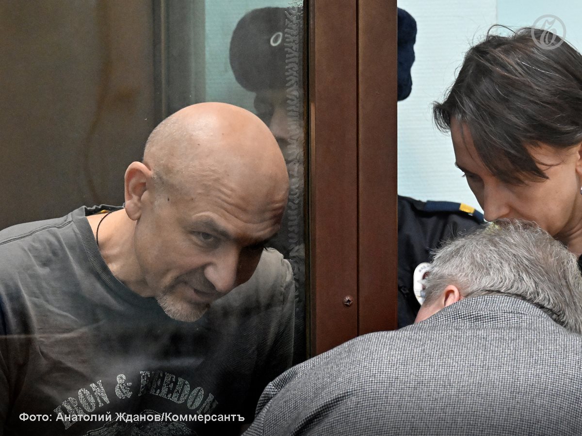 В Москве суд приговорил к лишению свободы на различные сроки бывших топ менеджеров подведомственного Министерству транспорта России ФГУП ЗащитаИнфоТранс по главе с экс руководителем предприятия Юрием Спасским Они признаны виновными в хищении около 50 млн руб выделенных на обеспечение безопасности населения на транспорте в период пандемии 2020 года Вину никто из троих фигурантов не признал Подписывайтесь на Ъ Оставляйте бусты