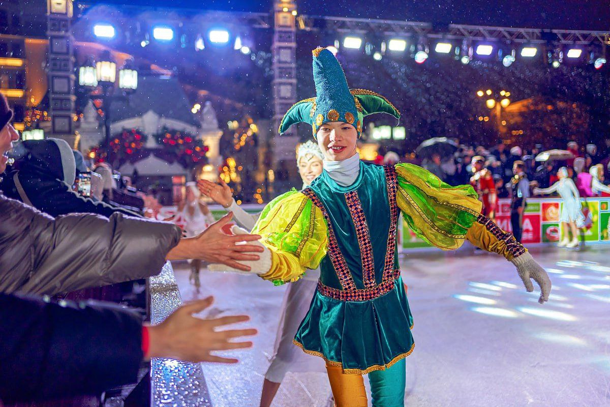 Театрализованная музыкальная постановка Холсты Актеры в ярких костюмах с помощью танца и музыки разыграют захватывающее шоу В спектакле будут использованы элементы циркового жанра жонглирование и акробатика В качестве реквизита задействуют световые чаши вейлы плафоны диодные крылья и ходули 6 февраля 17 00 19 00 Каток в районе Люблино улица Марьинский парк дом 35 район Люблино Вход свободный Подписаться Московская афиша