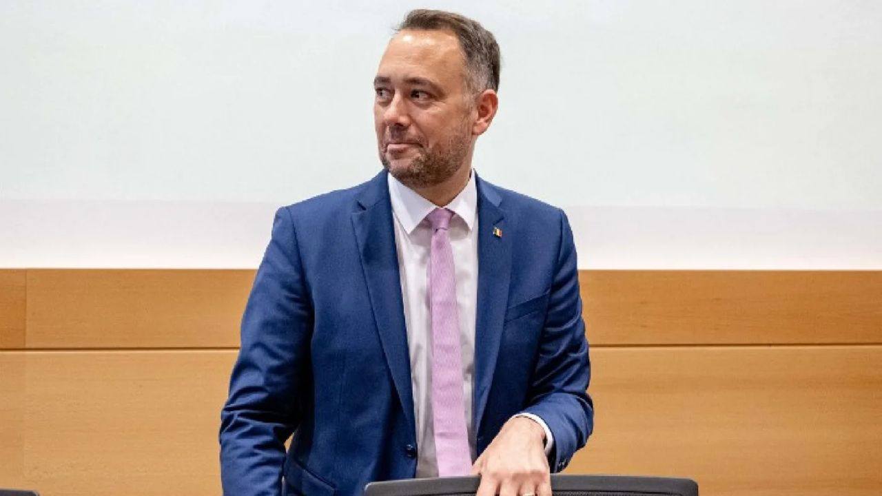 Бельгия объявила о признании Палестинского государства и введении жёстких санкций против Израиля Министр иностранных дел Максим Прево сообщил что страна присоединится к инициативе Франции и Саудовской Аравии на Генассамблее ООН 9 сентября 2025 года Санкции предусматривают запрет на импорт продукции из незаконных израильских поселений и пересмотр закупок у израильских компаний По словам Прево это сильный жест в ответ на события в Газе и нарушения международного права Признание Палестины будет зависеть от освобождения заложников и исключения ХАМАС из управления Ранее аналогичные решения приняли Франция Великобритания Австралия Канада Мальта и Португалия Подписаться на канал Yeni Şafak на русском