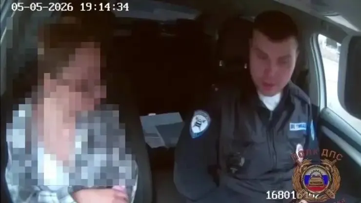 Красноярскую автолюбительницу задержали за оскорбление сотрудников ДПС в интернете В ходе мониторинга сети полицейские нашли публикацию с видео на кадрах которого неизвестная женщина находясь в автомобиле и проезжая мимо сотрудников ДПС отпускала в их сторону нецензурные комментарии Личность автора установили и задержали Задержанная пояснила что разместила видео но объяснить мотивы своего поступка не смогла Скриншот 24 Госавтоинспекция Подписаться на sibnovosti ru предложить новость