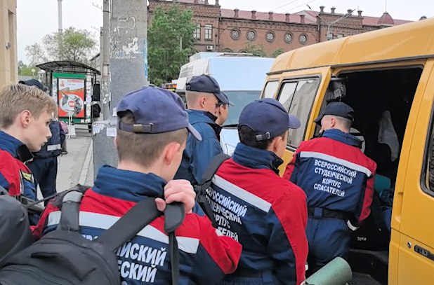 В Читу приехала сводная группировка Всероссийского студенческого корпуса спасателей для тушения пожаров  На подмогу забайкальским огнеборцам прибывают всё новые силы. Сегодня в Читу приехала сводная группировка Всероссийского студенческого корпуса спасателей. 28 человек из разных регионов страны будут содействовать в ликвидации пожаров на территории Забайкалья.    Все они прошли соответствующую подготовку. Кроме того участвовали ранее в ликвидации ЧС как регионального, так и федерального уровня, в том числе на тушении возгораний. Группировка Всероссийского корпуса спасателей уже не в первый раз приезжает на подмогу в Забайкалье. Здесь они помогали в ликвидации последствий пожаров и паводков, также боролись с огненной стихией в мае-июле 2020 года.
