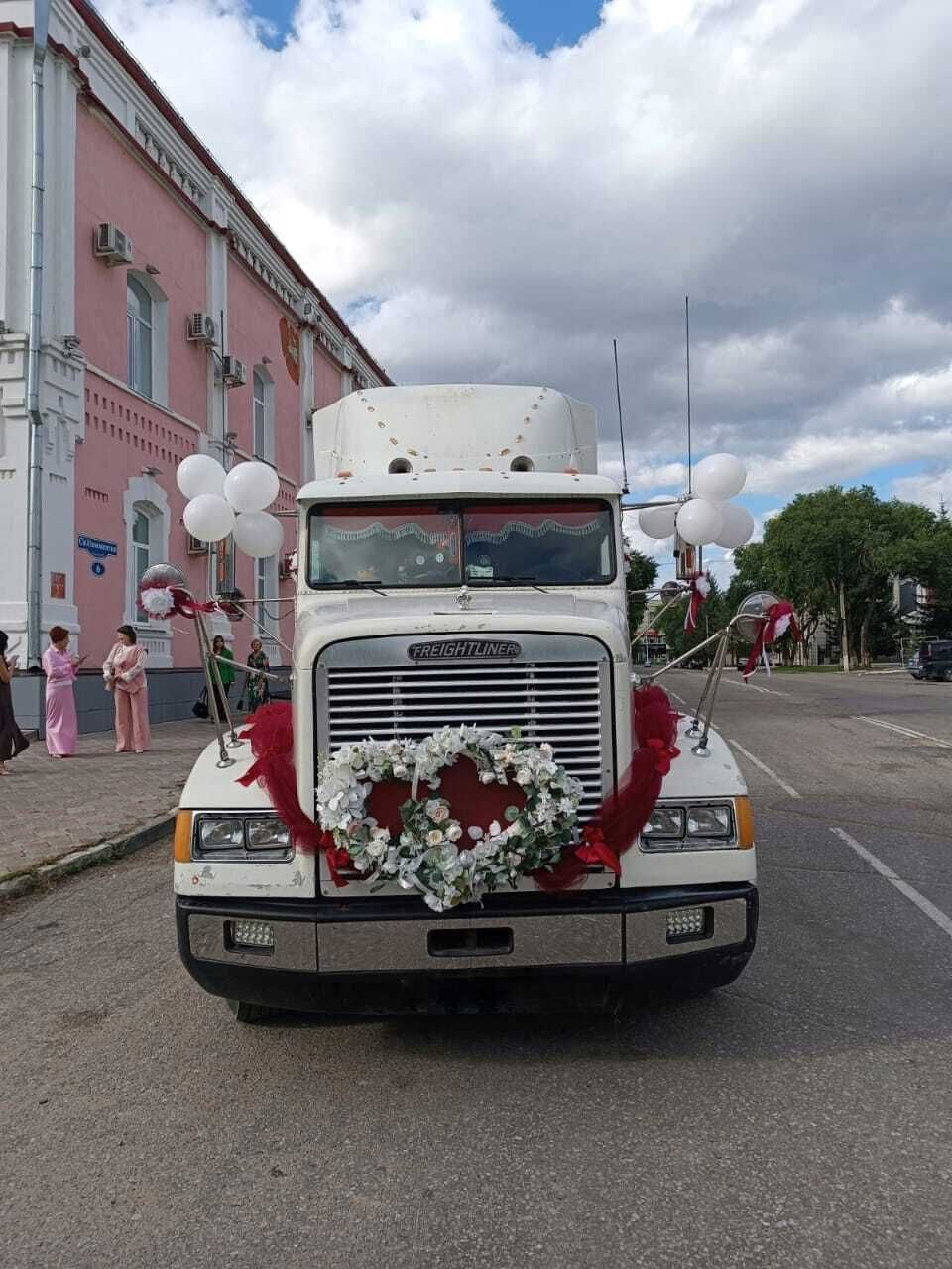Свадьба на колесах Сегодня в ЗАГСе города Благовещенска состоялась необычная церемония бракосочетания которая привлекла внимание не только молодоженов но и всех присутствующих Вместо традиционного лимузина или автомобиля пара решила использовать в качестве свадебного транспорта автомобильную фуру Этот креативный подход к организации торжества стал настоящим сюрпризом для гостей и сотрудников ЗАГСа Фуру нарядили в соответствии с праздничной тематикой Молодожены проявив оригинальность и смелость доказали что свадьба это не только торжество но и возможность проявить свою индивидуальность Такой необычный выбор транспорта стал ярким акцентом в их особенный день и наверняка запомнится всем участникам мероприятия Поздравляем счастливую пару с началом новой главы в их жизни и желаем чтобы их союз был таким же крепким и надежным как выбранный ими свадебный транспорт Управление ЗАГС Амурской области