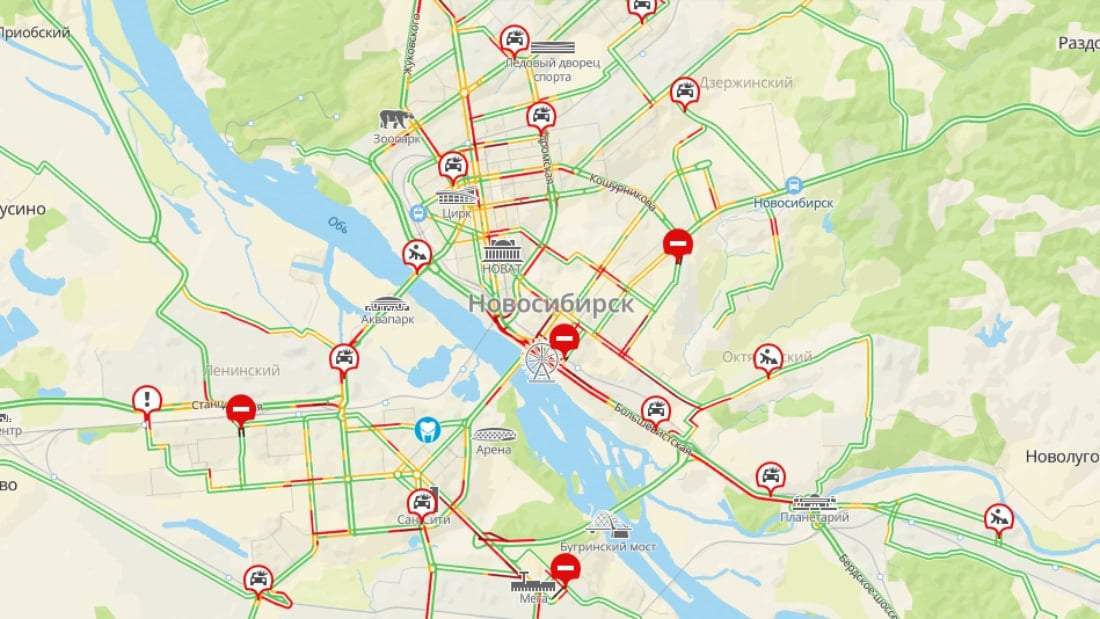 Многокилометровые пробки сковали улицы Новосибирска  Новосибирск сегодня столкнулся с очередным транспортным коллапсом. Правый берег застыл в огромной пробке от площади Калинина до Разъезда Иня на Бердском шоссе. Заторы наблюдаются также на Димитровском и Октябрьском мостах, на Ипподромской и у Речного вокзала.  Левый берег стоит от съезда с Бугринского моста и до площади Маркса. Непростая обстановка на площади Сибиряков-Гвардейцев, на улицах Титова и Станционной.  «Улыбаемся и машем. Да крик души уже. Каждый день одно и то же. Каждое утро и вечер в нашем заведении начинается одинаково», — отмечают новосибирцы в комментариях.  По данным сервиса «2ГИС», ситуация на дорогах оценивается в семь баллов.