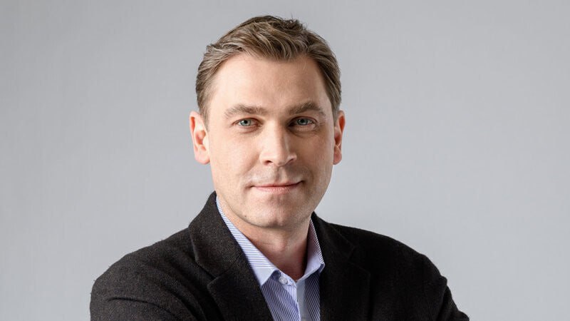 Вячеслав Леонов стал лауреатом премии «Медиа-менеджер России» 3 июля прошла церемония награждения юбилейной XXV Национальной премии в области медиабизнеса «Медиа-менеджер России». Звание лауреата Премии присуждают топ-менеджерам медиа, рекламной и PR-индустрии за профессионализм, новации в управлении и неординарный подход в менеджменте. Награды Премии получили 11 экспертов компаний «Газпром-Медиа Холдинга». В специальной номинации в честь 25-летия Национальной Премии «Медиа-Менеджер России» была отмечена в направлении «Реклама» генеральный директор ГПМ Реклама Екатерина Веселкова. «От всей души поздравляю команду «Газпром-Медиа Холдинга» с заслуженными наградами! Уже более 25 лет Холдинг формирует тренды отечественной медиаиндустрии, что было бы невозможным без ярких и увлеченных своим делом экспертов. Именно такие люди создают культуру Холдинга, где профессионализм, инициативность и искренняя вовлечённость являются неотъемлемой частью рабочего процесса. Отдельно я бы хотел поздравить Екатерину Веселкову с такой важной премией. Её энергия и глубокое понимание рынка сделали наш сейлз-хаус ГПМ Реклама одним из самых сильных игроков на рекламном рынке страны», – отметил генеральный директор «Газпром-Медиа Холдинга» Александр Жаров. Заместитель генерального продюсера телеканала Матч ТВ, директор программной дирекции канала Вячеслав Леонов стал лауреатом премии в категории «Телевидение»: «Рад оказаться в столь представительной компании лучших управленческих кадров в медиаиндустрии. Матч ТВ – это не простое и привычное телевидение, это ежедневные вызовы, с которыми мы сталкиваемся в связи с непредсказуемостью спортивного мира, постоянный прямой эфир и поиски новых технологических решений. В этом году исполняется десять лет, как Матч ТВ с этими задачами успешно справляемся и приносит частичку спорта в каждый дом. Я благодарен профессиональной команде Матча под руководством Александра Тащина, для которой нет нерешаемых задач. И отдельная благодарность «Газпром-Медиа Холдингу» в лице Александра Жарова и Тины Канделаки за то, как они любят спорт и Матч ТВ!». Матч ТВ
