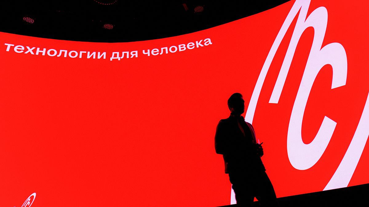 HeadHunter запустит AI ассистента для рекрутеров сообщил гендиректор компании Дмитрий Сергеенко на конференции HeadConf Он отметил что внедрение AI решений поможет снять с рекрутеров рутинные операции и вернуть им время для работы с людьми Как уточнила Ведомостям пресс служба HeadHunter запуск AI ассистента запланирован до конца 2025 года Уже сейчас на портале доступны инструменты генерации текстов вакансий и автоматической рассылки персональных приглашений кандидатам  По данным компании нейроприглашения увеличили количество откликов на вакансии на 40 а сервис генерации текстов позволяющий за несколько минут составить описание получил свыше 90 положительных отзывов пресс служба HeadHunter   Подробнее читайте в материале Ведомости Инновации и технологии