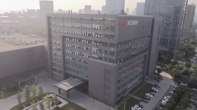 Китай выразил решительный протест против закрытия бизнеса Hikvision в Канаде  «Действия канадской стороны не только подрывают законные права и интересы китайских предприятий, но и негативно влияют на уверенность компаний обеих стран в сотрудничестве, наносят вред нормальным торгово-экономическим отношениям между Китаем и Канадой», – заявил по этому поводу официальный представитель Минкоммерции КНР.  Он призвал канадскую сторону немедленно прекратить политизацию торгово-экономических вопросов и обеспечить открытые, честные, справедливые и недискриминационные условия ведения бизнеса для компаний всех стран, включая Китай.    Китайская Панорама