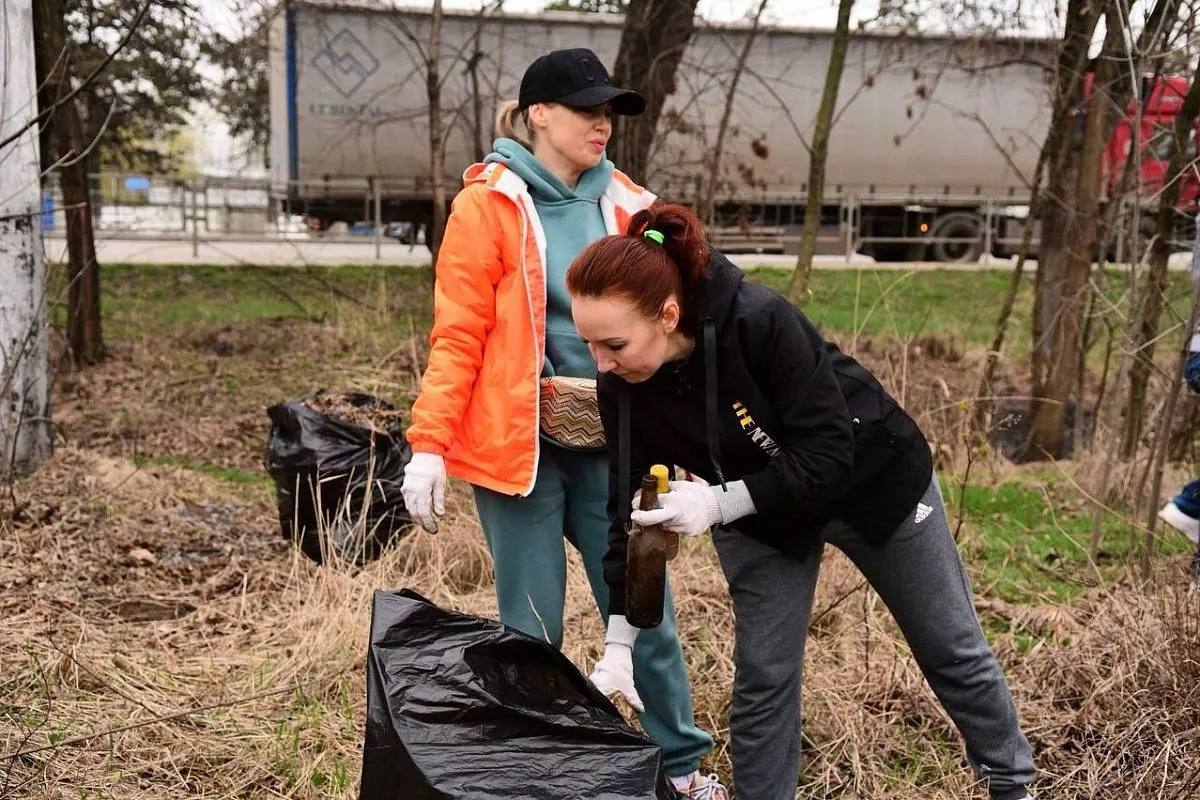 С 3 марта в Краснодаре стартует общегородской санитарный марафон  Продлится он по 30 апреля включительно, а 26 апреля пройдёт общегородской субботник. Об этом сообщил в своём телеграм-канале глава кубанской столицы Евгений Наумов.  — В течение двух месяцев будем готовить город к священной дате, к 80-летию Великой Победы. Наведём порядок у водоёмов, в лесополосах, парках, скверах, памятных местах, и каждый — возле своего дома. Также предлагаю всем жителям и бизнесу присоединиться к высадке деревьев. Вместе сделаем Краснодар зеленее! — написал Евгений Наумов.   /фото/