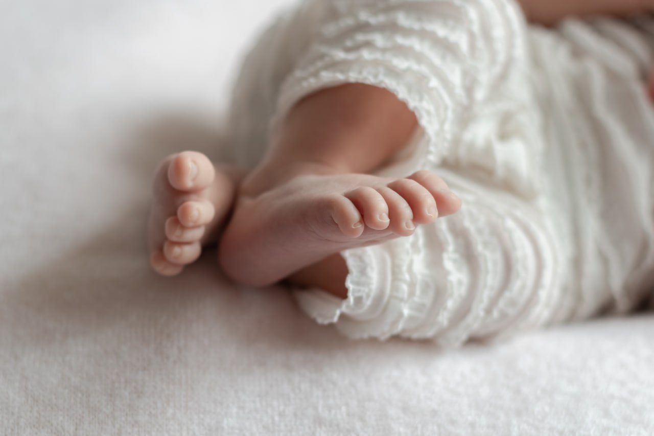 Вологодская область поддерживает более 19 тысяч многодетных семей Данные отражают стабильный рост числа семей с детьми и результат системной социальной политики проводимой в регионе По инициативе губернатора Георгия Филимонова в этом году стартовал проект Семья оплот Русского Севера Он направлен на улучшение демографической ситуации и расширение мер поддержки В рамках проекта молодые мамы до 25 лет получают единовременную выплату 100 тысяч рублей при рождении первенца Предусмотрен и региональный материнский капитал 150 тысяч рублей при рождении четвёртого и последующих детей Дополнительно многодетные семьи могут пользоваться компенсациями на оплату жилищно коммунальных услуг С июля 2024 года по поручению губернатора введена отдельная мера поддержки компенсация 50 платы за содержание жилого помещения и капремонт Семьям проживающим в неблагоустроенном жилье предоставляются ежегодные выплаты на приобретение топлива и сжиженного газа Как отметил министр труда и занятости области Александр Ершов большинство многодетных семей воспитывают троих или четверых детей В регионе более тысячи семей где растут пять и более детей а девять семей воспитывают десять и более ребят Подтвердить статус многодетной семьи жители могут с помощью QR кода в электронном удостоверении которое доступно в личном кабинете на портале госуслуг в разделе Семья и дети Правительство Вологодской области Telegram MAX