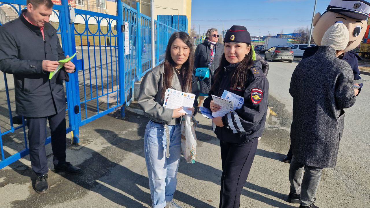  В Салехарде автоинспекторы усилили работу по профилактике детского дорожно-транспортного травматизма. В рамках профилактического мероприятия «Внимание – Дети!» сотрудники Госавтоинспекции, совместно с инициативной группой родителей из детского сада «Улыбка», провели акцию вблизи пешеходного перехода, расположенного рядом с дошкольным учреждением. С родителями, сопровождающими детей в детский сад, проводились разъяснительные беседы о критической важности соблюдения Правил дорожного движения. Инспекторы и родители акцентировали внимание на необходимости постоянного контроля за детьми вблизи проезжей части, правильном переходе дороги только в установленных местах и использовании световозвращающих элементов в темное время суток. Особый упор был сделан на важности личного примера родителей, ведь именно взрослые являются образцом для подражания в вопросах соблюдения ПДД. Такие профилактические меры направлены на снижение риска дорожно-транспортных происшествий с участием несовершеннолетних и формирование у детей устойчивых навыков безопасного поведения на дороге. #мвдроссии #полиция #гибддянао #гибдд #янао #салехард