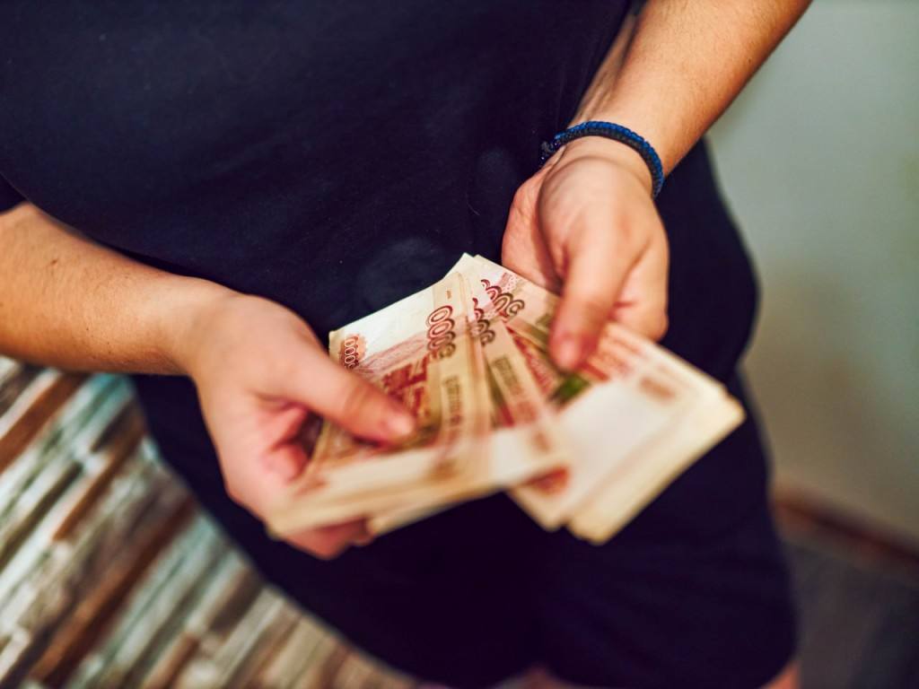 Почти половина россиян ждут роста зарплат в 2026 году Повышения доходов в первом полугодии 2026 года ожидают 48 работающих россиян Большинство рассчитывает на прибавку до 25 показал опрос сервисов по поиску работы Чаще всего надежды связывают с ежегодной индексацией и результатами собственной работы Часть респондентов рассчитывает на рост дохода из за карьерного продвижения или обещаний руководства Вы ожидаете повышение доходов