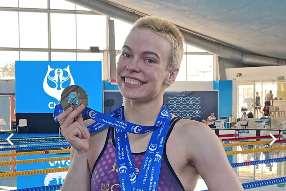 Российская спортсменка Диана Слисева в Чэнду стала сильнейшей в подводном плавании в заплыве на 50 метров с апноэ. Она первой из представителей России завоевала золото на этих соревнованиях. Уже после этого чемпионом Игр стал Константин Шахтарин, победивший в турнире по тайскому боксу в весовой категории до 71 кг. Также в активе россиян еще и три бронзовые награды. Их обладателями стали пловцы в классических ластах Валерия Андреева, Екатерина Михайлушкина и Алексей Федькин. Всего в соревнованиях принимают участие 36 представителей России. В последний раз россияне участвовали во Всемирных играх в 2017 году и тогда заняли первое общекомандное место, завоевав 28 золотых, 21 серебряную и 14 бронзовых наград. В 2022 году спортсменов из России не допустили до соревнований. Фото: Департамент спорта Томской области