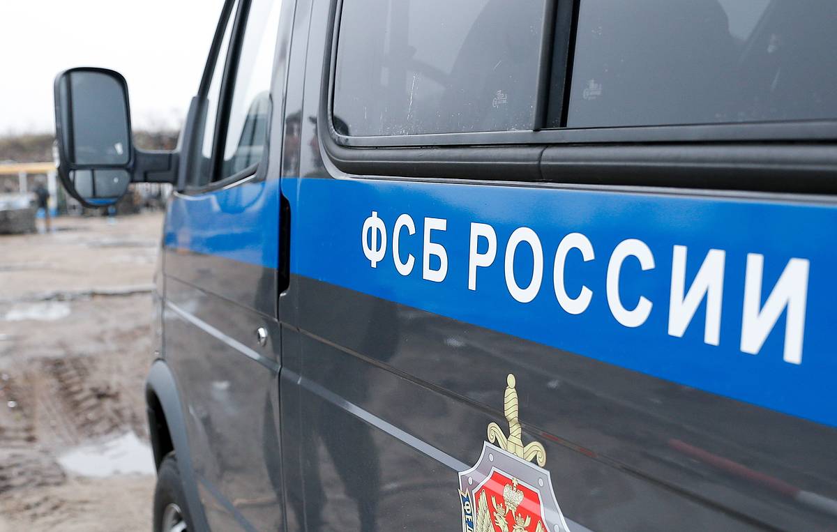Экс чиновники Волгодонска находятся под следствием за незаконную выдачу разрешений на строительство В Волгодонске пресекли противоправную деятельность бывшего заместителя главы администрации по строительству и главного архитектора города которые подозреваются в превышении должностных полномочий при выдаче разрешений на ввод в эксплуатацию объектов капитального строительства Об этом сообщает пресс служба УФСБ России по Ростовской области По данным оперативников в конце 2024 года одна из коммерческих организаций завершила возведение четырех объектов общественного питания на проспекте Курчатова Однако строительство велось с существенными отклонениями от проектно сметной документации Несмотря на это в начале текущего года руководство фирмы обратилось в комитет по градостроительству и архитектуре за получением разрешений на ввод построенных кафе и ресторанов в эксплуатацию сказано в сообщении Следствие установило что должностные лица будучи осведомленными о допущенных нарушениях приняли решение выдать необходимые разрешения В отношении указанных должностных лиц возбуждено уголовное дело по статье Превышение должностных полномочий Расследование продолжается Южная служба новостей