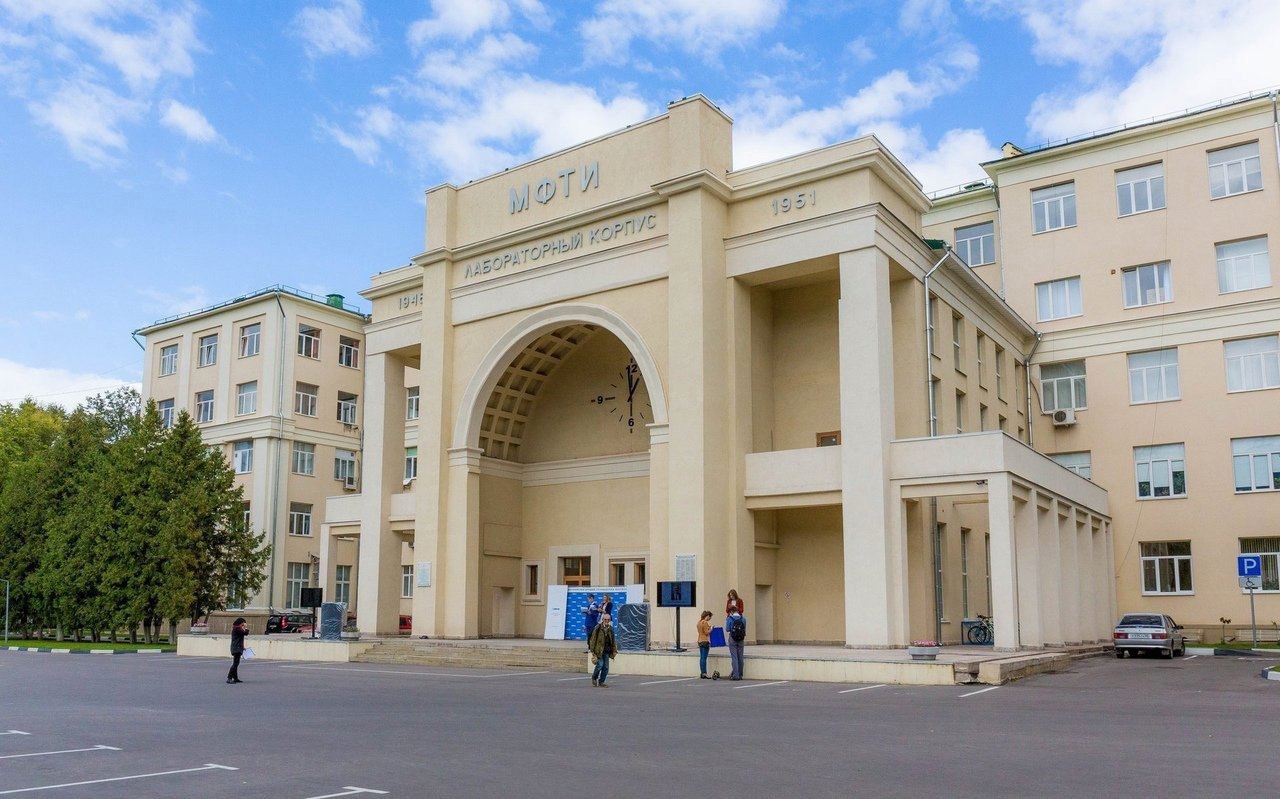 В Долгопрудном появится «Долина Физтеха» На базе МФТИ в Долгопрудном будет создан инновационный научно-технологический центр. Решение об этом принято в Правительстве РФ. «Долина Физтеха» будет включать в себя научно-исследовательские лаборатории и производственные площадки. Главными направлениями работы станут квантовые технологии, микроэлектроника, фотоника, биотехнологии, искусственный интеллект, робототехника. Новый центр расположится на участке площадью более 172 тыс. кв.м в районе улицы Жуковского в Долгопрудном. Реализация проекта позволит к 2039 году создать более 6 тысяч квалифицированных рабочих мест. «Рассчитываем, что «Долина Физтеха» окажет весомый вклад в реализацию приоритетов научно-технологического развития России. Московский физико-технический институт всегда был вовлечен в самые значимые государственные инициативы. И для выполнения подобных задач у него есть прочная база, наработан опыт и блестящая история», – сказал премьер-министр Правительства РФ Михаил Мишустин. В России сейчас действует 12 инновационных научно-технологических центров – от Калининградской области до Приморского края. «Долина Физтеха» в Долгопрудном станет 13-м центром. #долгопрудный #вдолгопрудном #подмосковье #мфти #наукавДолгопрудном #будьвкурсе